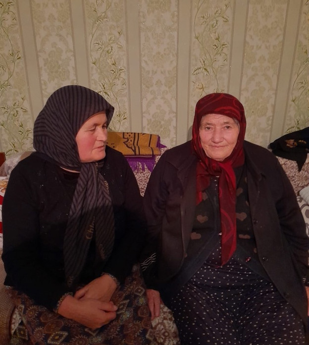 Социальный работник Магомедова Патимат Гамзатовна посетила на дому с продуктовым набором свою подопечную, и поздравила с Днём Единства.